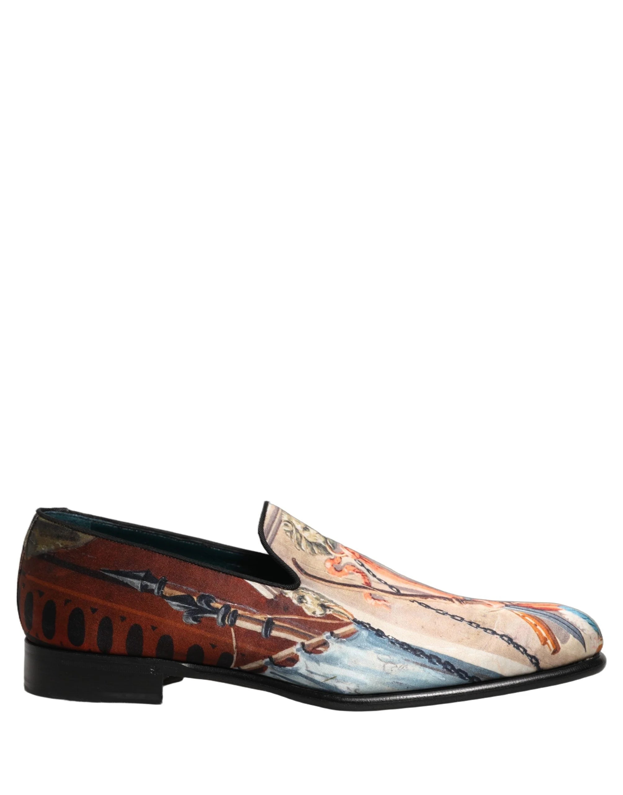 Vista inferior dos mocassins da Dolce & Gabbana, apresentando a sola de couro de alta qualidade e o logótipo em relevo.