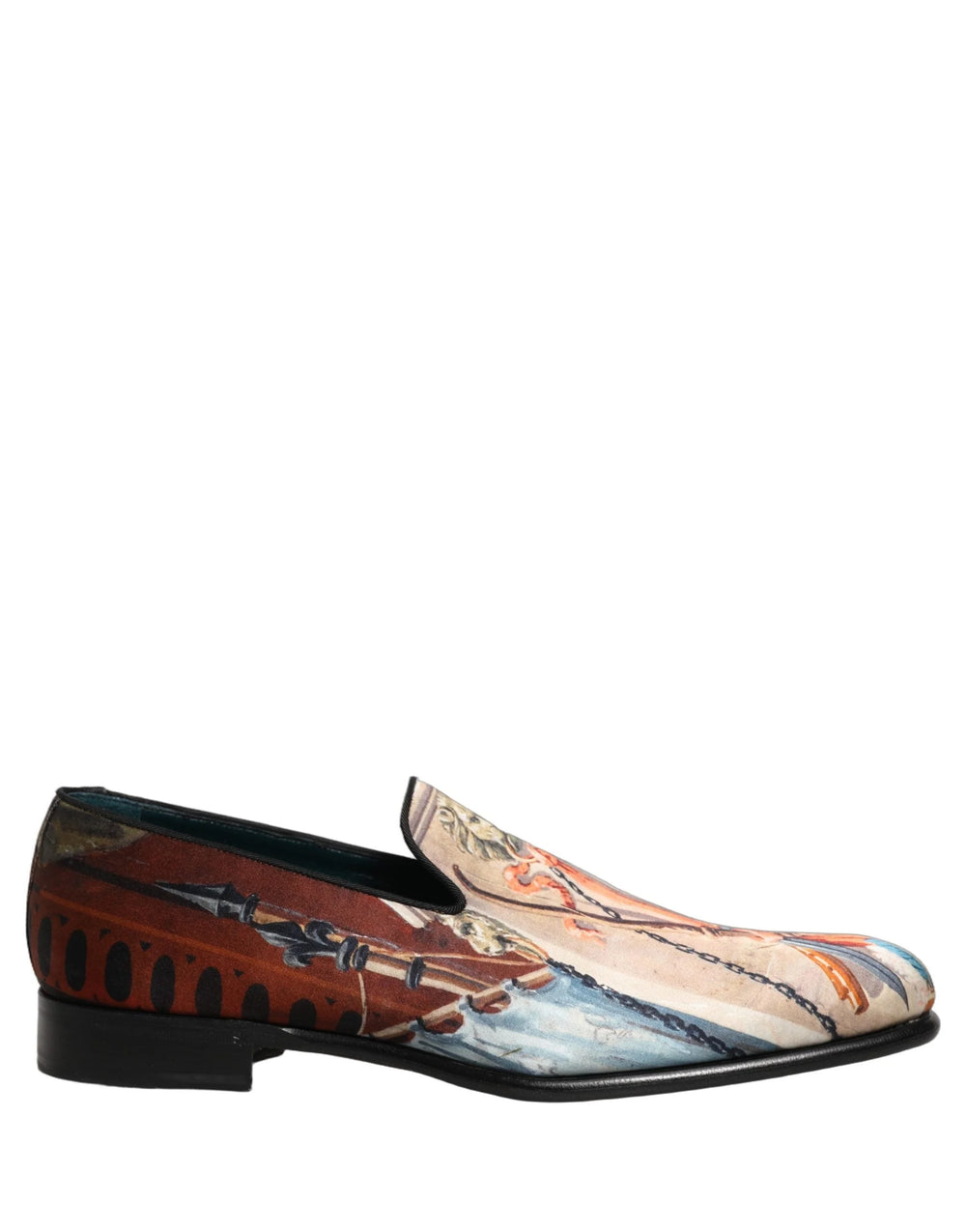 Vista inferior dos mocassins da Dolce & Gabbana, apresentando a sola de couro de alta qualidade e o logótipo em relevo.