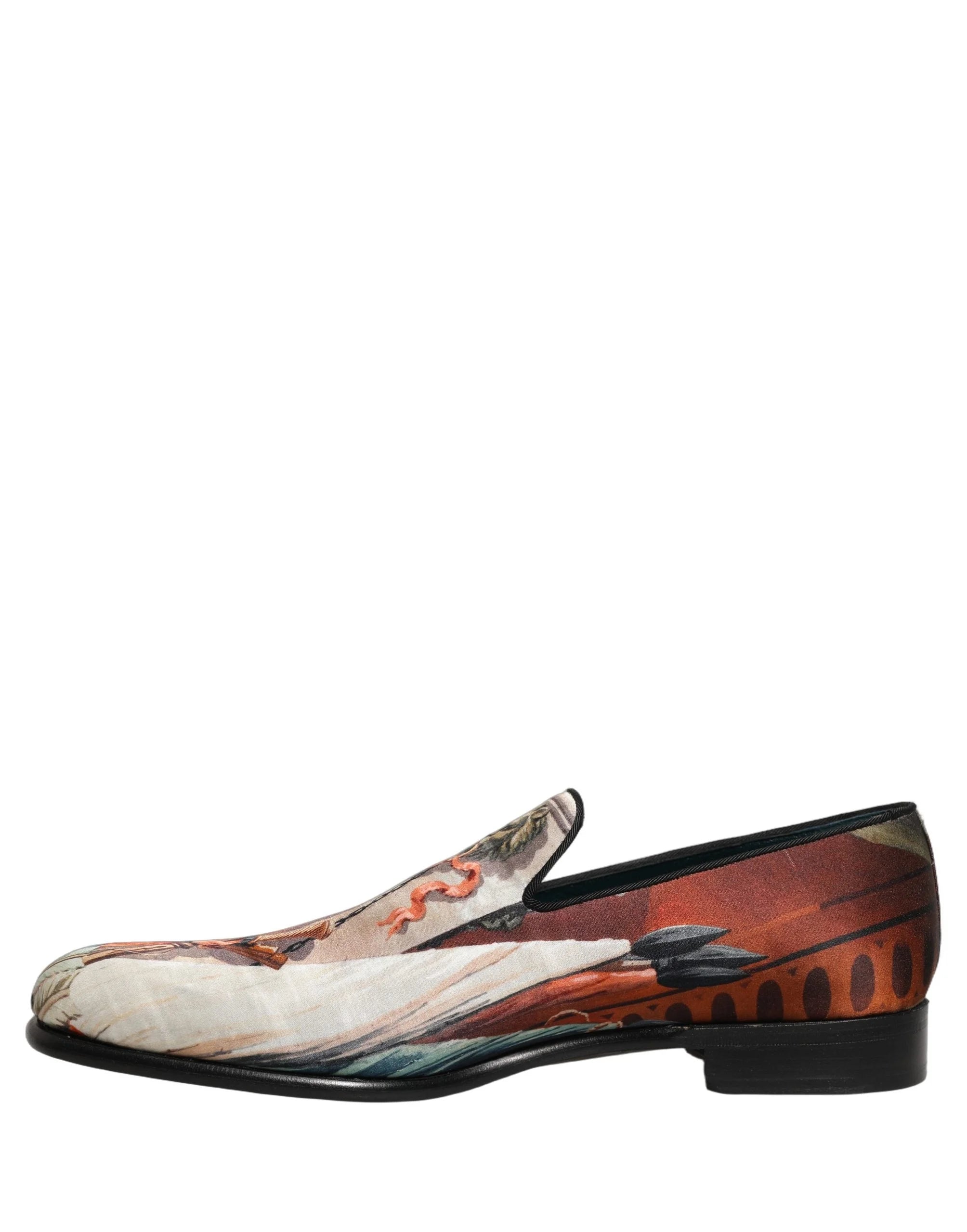 Imagem detalhada do forro interior e da marca Dolce & Gabbana em dourado dentro dos sapatos multicoloridos em couro.