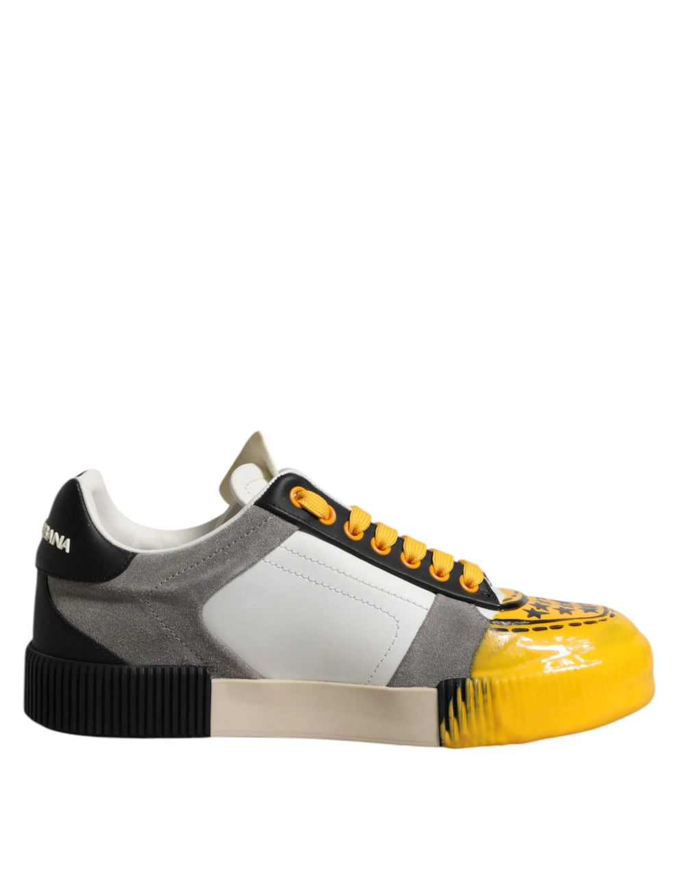 Schuine opname van de Miami sneakers van Dolce & Gabbana, waarbij de moderne atletische esthetiek en vakmanschap worden benadrukt.