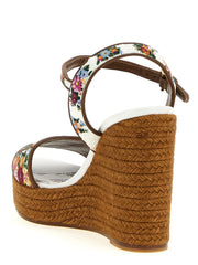 Bakside av Dolce & Gabbana fargerike wedges som fremhever sømløs mønsterinnpakning og solid helkonstruksjon.