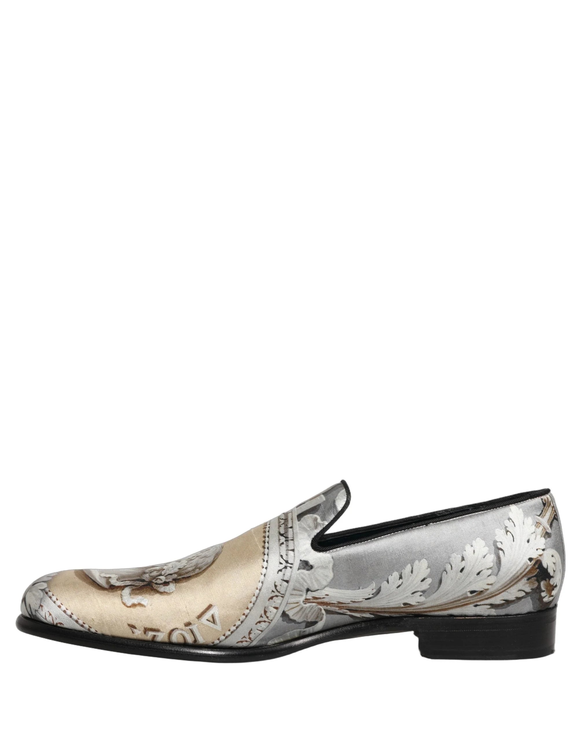 Detailaufnahme des Innenfutters und der goldfarbenen Marke Dolce & Gabbana im Inneren der Mehrfarb-Leder-Loafer.