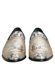 Seitenansicht von Dolce & Gabbana Mehrfarb-Leder-Slipper-Loafern, die die elegante Silhouette zeigen.