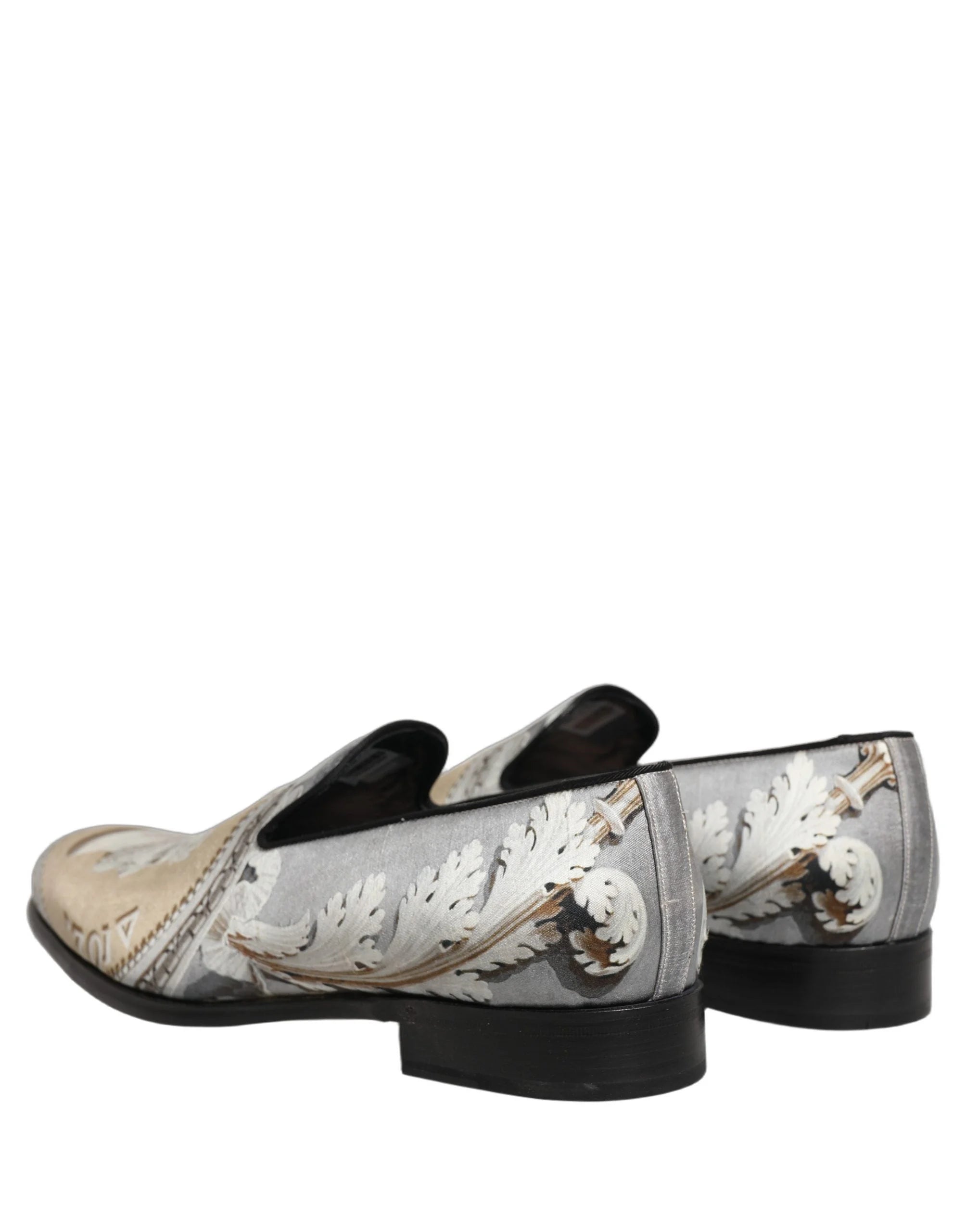 Nahaufnahme der hochwertigen Ledertextur und des lebendigen, von Rom inspirierten Drucks auf den luxuriösen Slipper-Schuhen von Dolce & Gabbana.