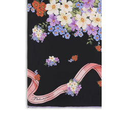 Gros plan de l’écharpe Dolce & Gabbana mettant en évidence la délicate texture en soie crêpe et les bords roulés précis.