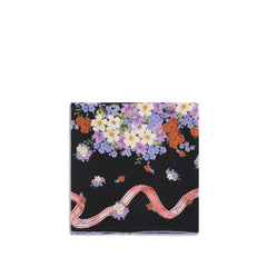 Vue frontale de l’écharpe en soie multicolore Dolce & Gabbana, présentant un imprimé floral éclatant et une bordure ornée.
