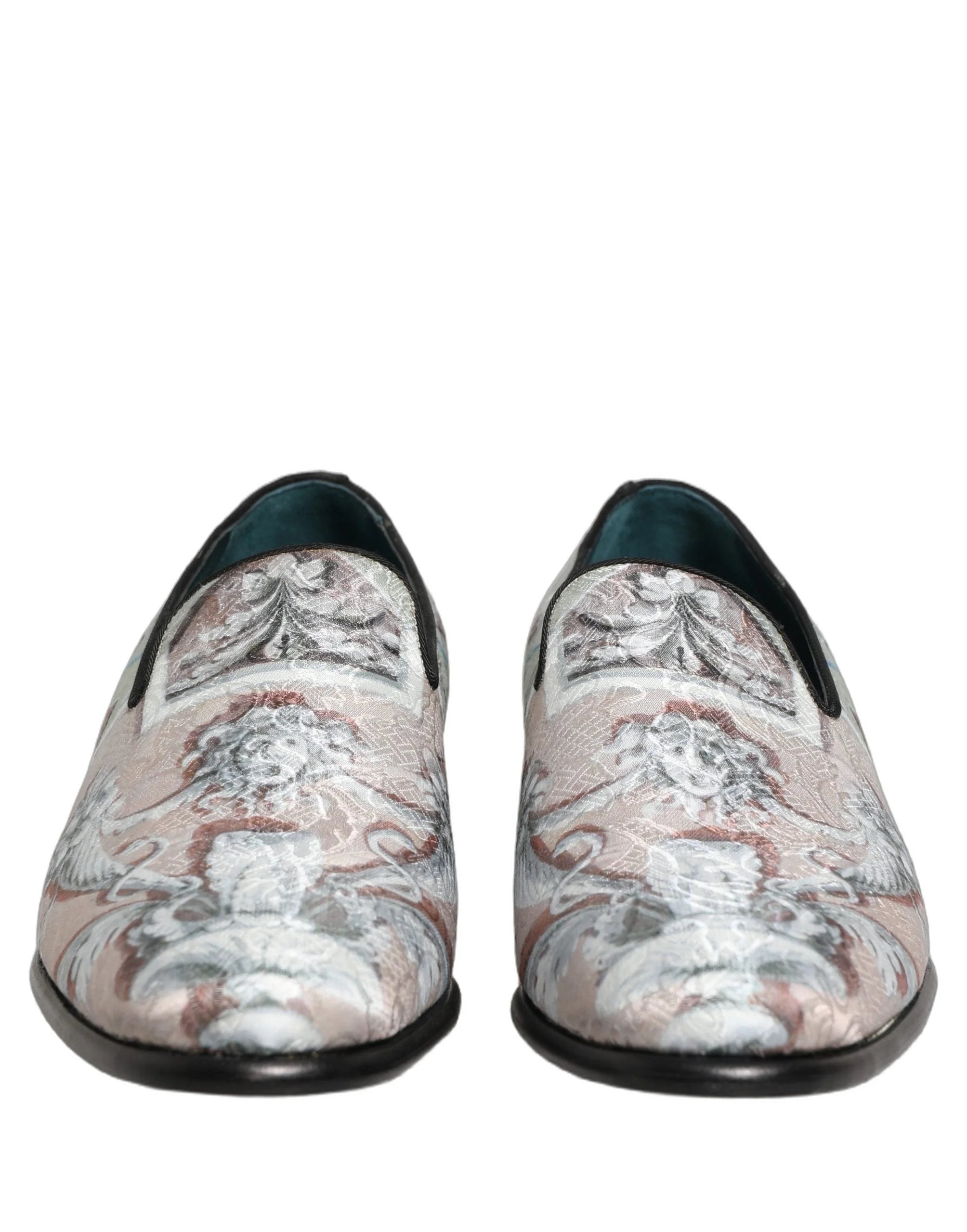 Sideprofil af Dolce & Gabbana fløjlsko, der viser den elegante silhuet og den lave hæl.