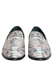 Sideprofil af Dolce & Gabbana fløjlsko, der viser den elegante silhuet og den lave hæl.