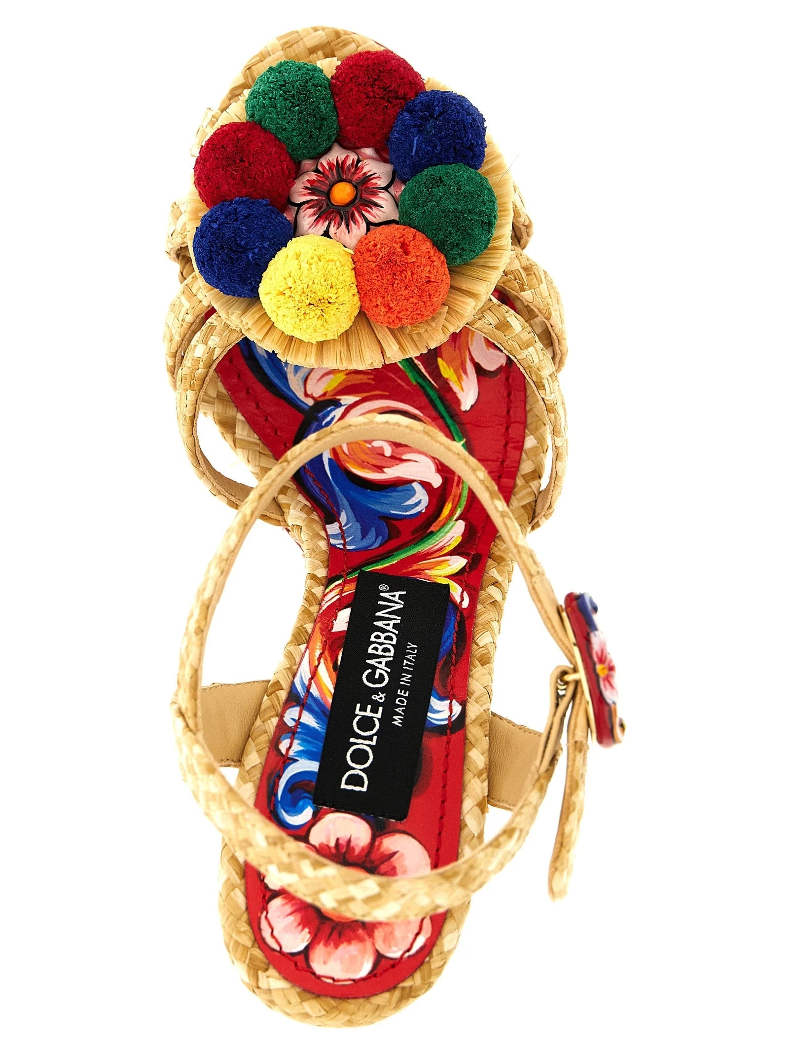 Detailný záber na zložité farebné tkanivo z viskózy a spracovanie na remienku žabiek Dolce & Gabbana.