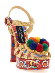 Profil z boku sandálov Dolce & Gabbana na ihle, ktorý ukazuje elegantný profil ihly a farebnú textilnú úpravu.