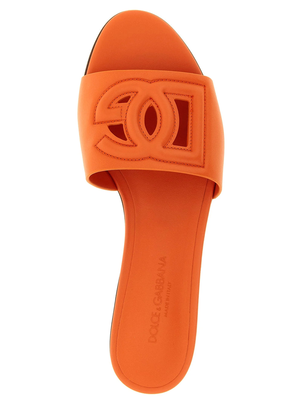 Nahaufnahme des geprägten DG-Monogramms aus hochwertigem orangefarbenem Kalbsleder dieser Sandalen.