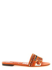 Dolce & Gabbana oranžové sandále z bavlny s výrazným vyšívaným logom na širokom prednom remienku, pohľad spredu.