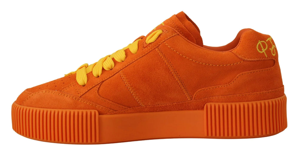 Θέα από ψηλά των sneakers P.J. Tucker της Dolce & Gabbana σε πορτοκαλί σατέν με ταιριαστά κορδόνια.