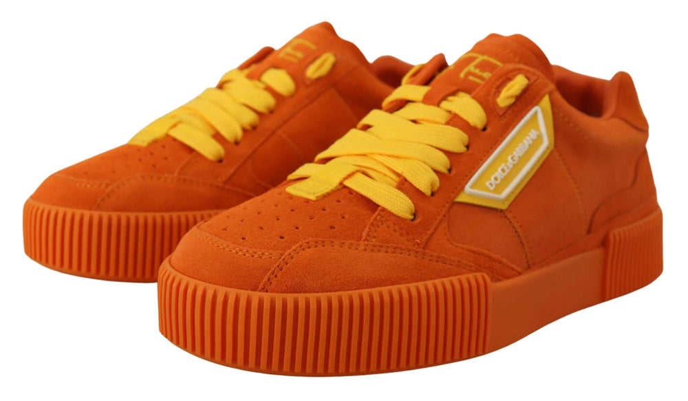 Πλευρική όψη των πορτοκαλί δερμάτινων sneakers της Dolce & Gabbana, επιμελημένων από την AmeOro, με γλυπτική λευκή ενδιάμεση σόλα.