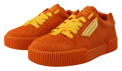 Πλευρική όψη των πορτοκαλί δερμάτινων sneakers της Dolce & Gabbana, επιμελημένων από την AmeOro, με γλυπτική λευκή ενδιάμεση σόλα.