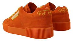Θέα από πίσω των πορτοκαλί πλατφόρμα sneakers της Dolce & Gabbana, που αναδεικνύει την κατασκευή του τακουνιού και το ποιοτικό δέρμα.