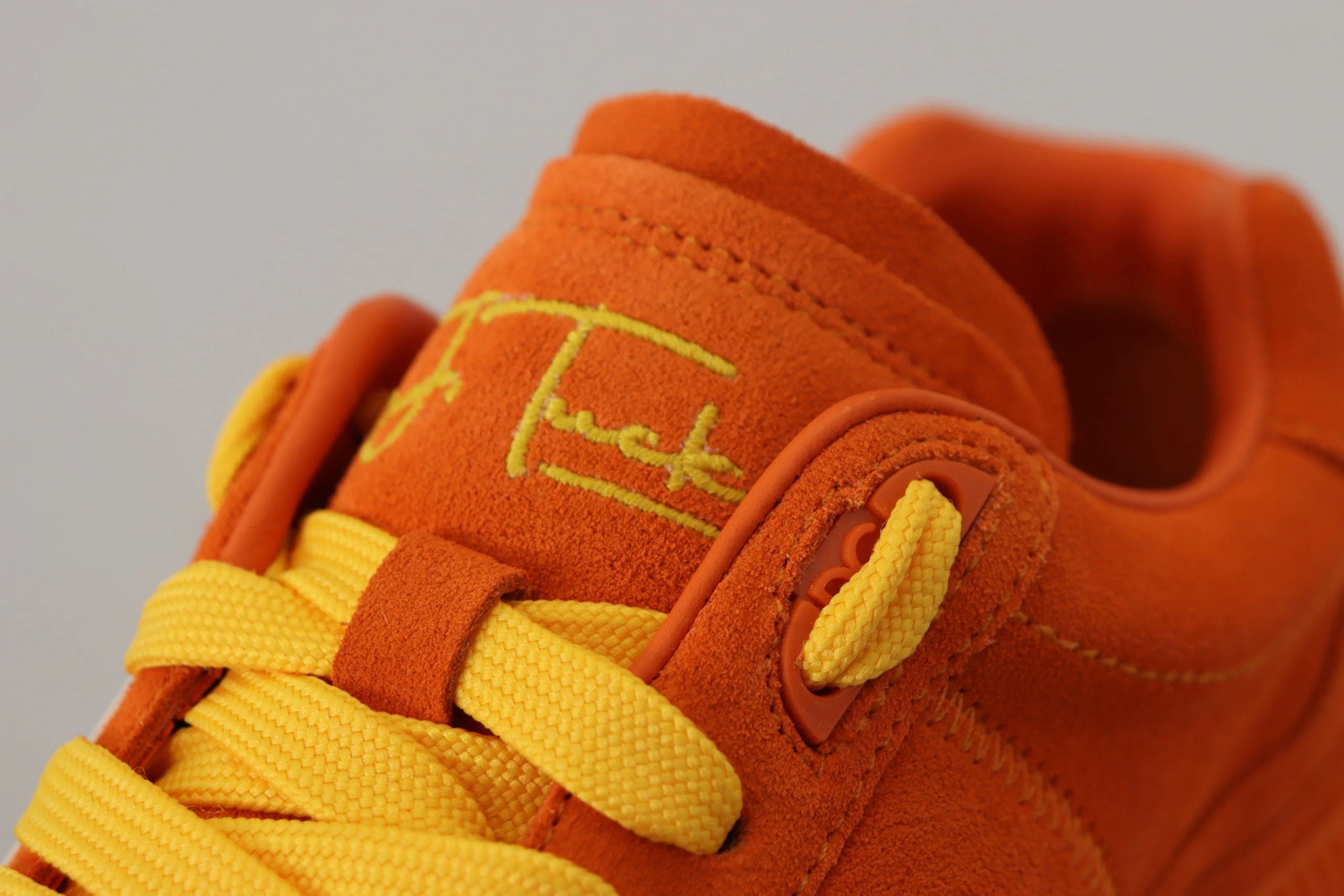Γωνιακή θέα των sneakers P.J. Tucker της Dolce & Gabbana, που αναδεικνύει την αλληλεπίδραση μεταξύ σατέν και λείου δέρματος.