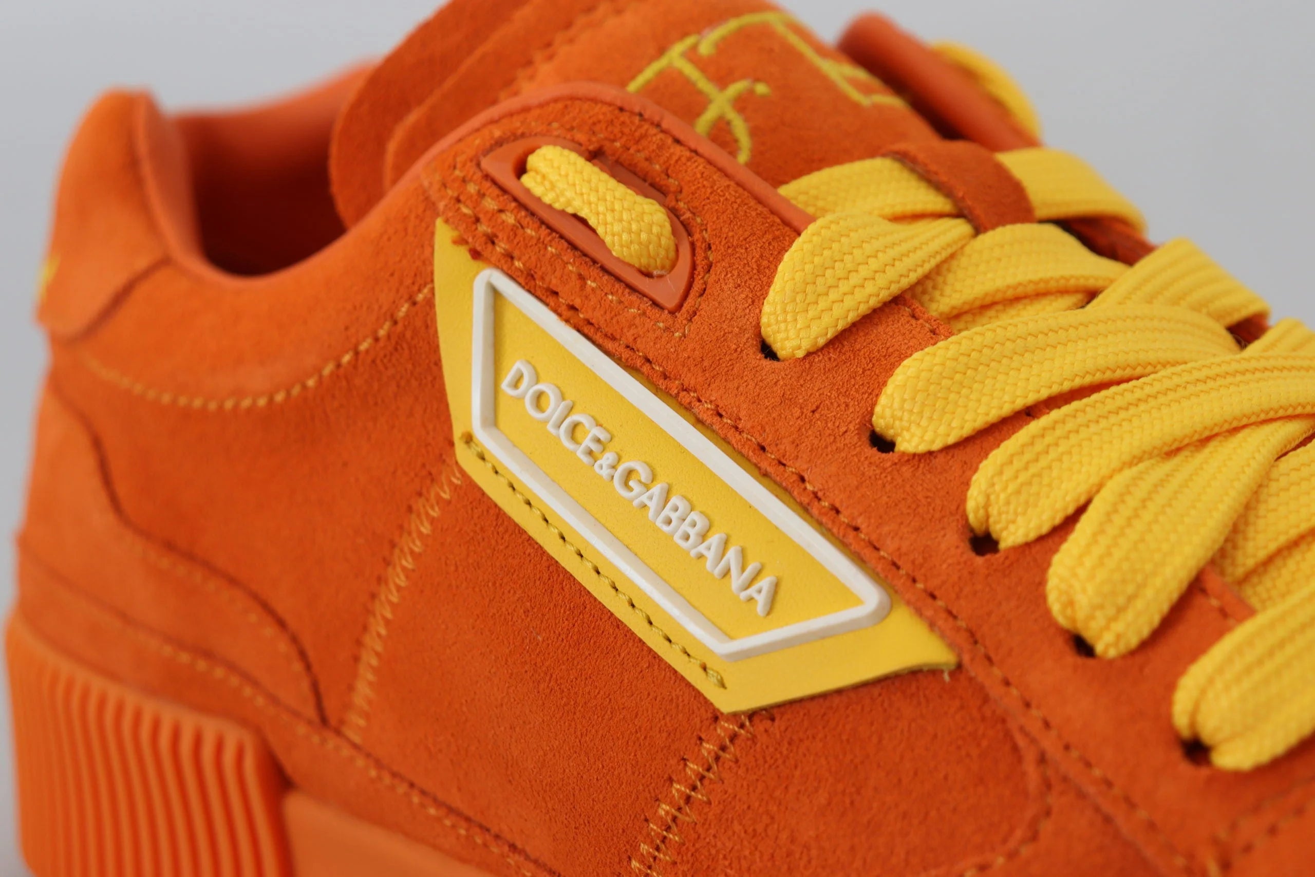 Η ανθεκτική καουτσούκ σόλα των πορτοκαλί sneakers Dolce & Gabbana, σχεδιασμένα για κομψές αστικές εμφανίσεις.