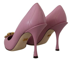 Bočný pohľad na ružové kožené vysoké opätky AmeOro od Dolce & Gabbana, ukazujúce elegantnú stiletto pätu a vycibrenú siluetu.