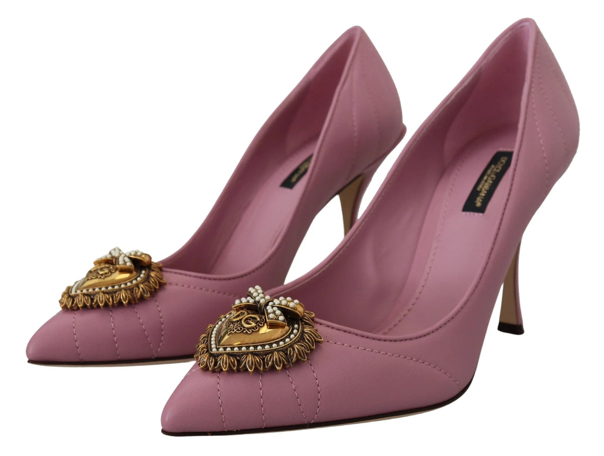 Dolce & Gabbana Devotion ružové kožené lodičky s špičkou a charakteristickou zlatou ozdobou posvätného srdca.