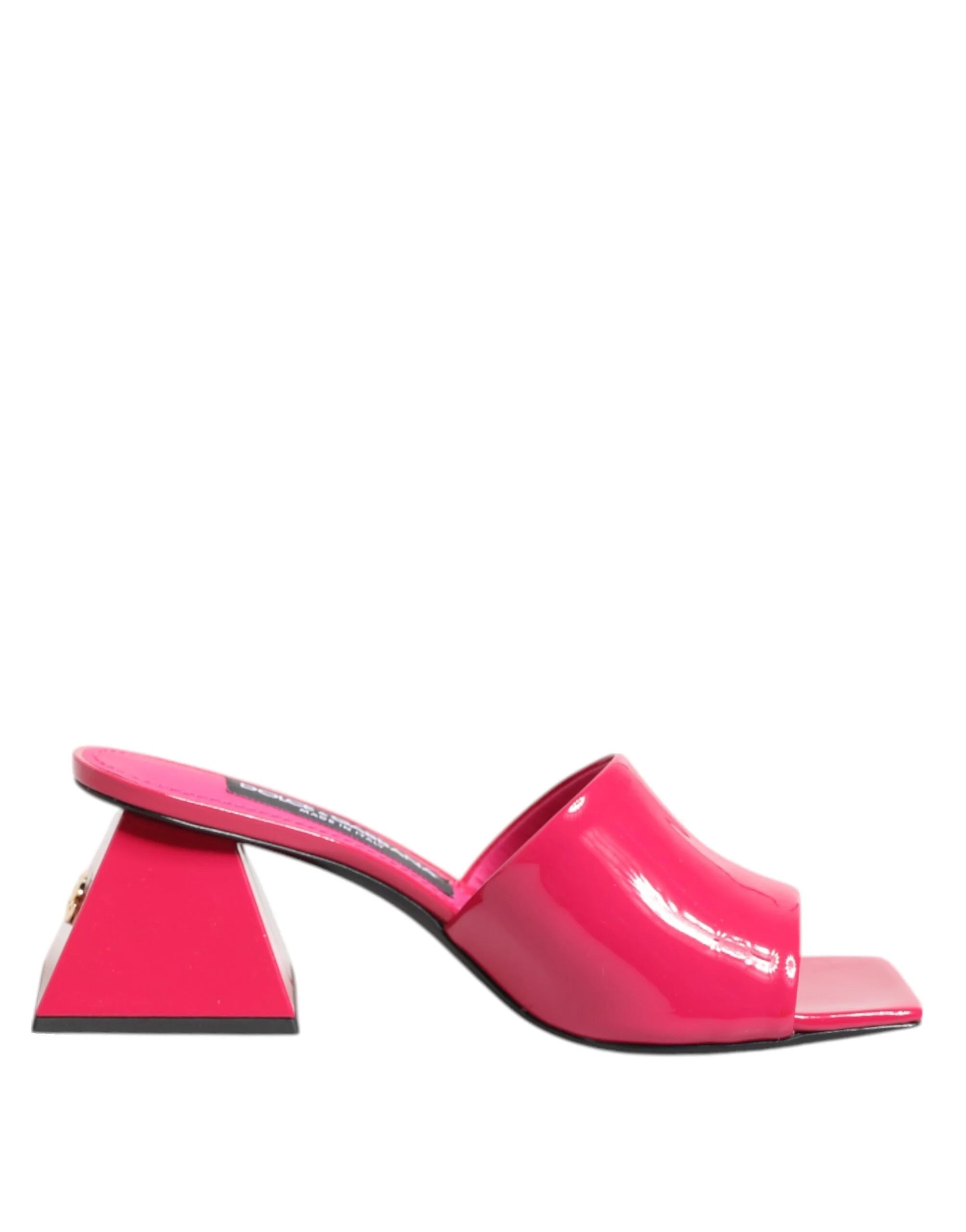 צילום מפורט של הסוליה העשויה מעור עמידה וטפטע העקב של סנדלי Dolce & Gabbana ורודים אלה, בעבודת יד איטלקית.