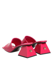 Dohled z vrchu na růžové nazouváky Dolce & Gabbana, zdůrazňující značkovou stélku a elegantní otevřenou špičku.