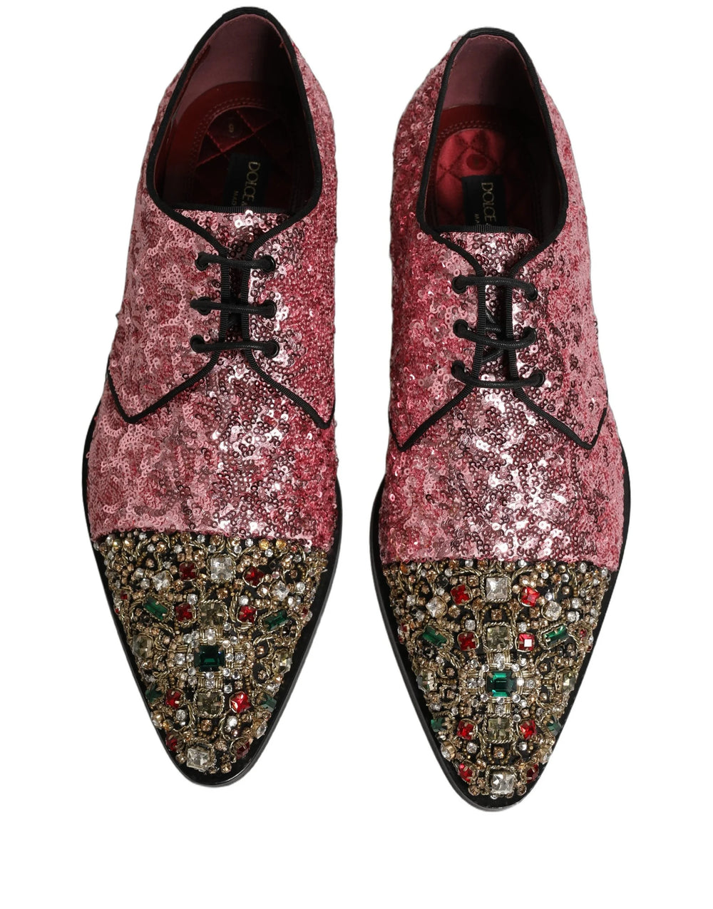Πίσω άποψη των ροζ παπουτσιών dress shoes Dolce & Gabbana, με έμφαση στις ακριβείς ραφές και την πολυτελή δερμάτινη φτέρνα.