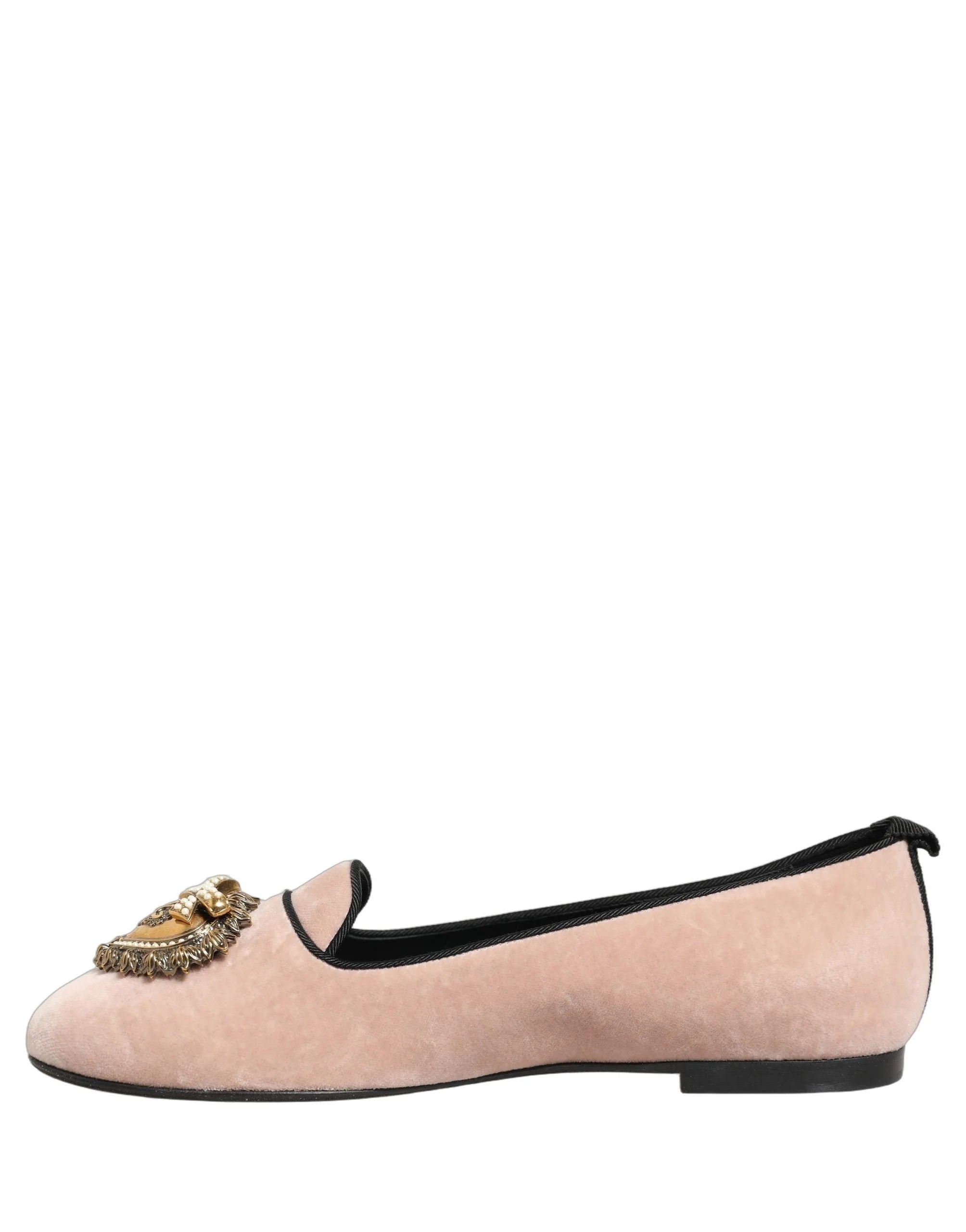 Profilo laterale delle ballerine Devotion in velluto rosa di Dolce & Gabbana, che mostra l'elegante silhouette bassa.