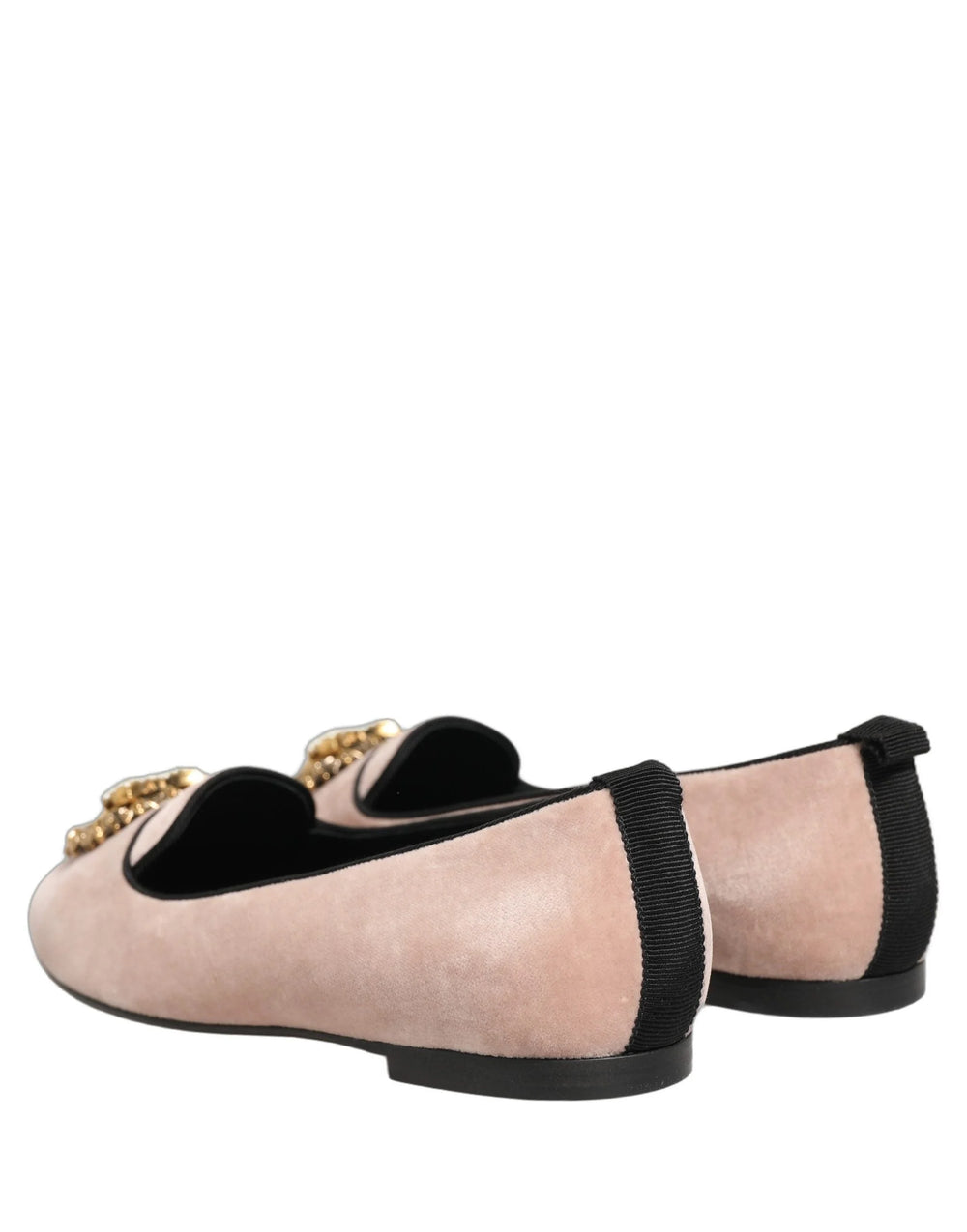 Dettaglio del morbido materiale in velluto rosa e dell'artigianato artistico delle ballerine Devotion di Dolce & Gabbana.