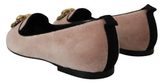 Profil lateral al pantofilor femei Dolce & Gabbana cu talpă plată în catifea roz vibrant, cu cusături tonale și tălpi subțiri.
