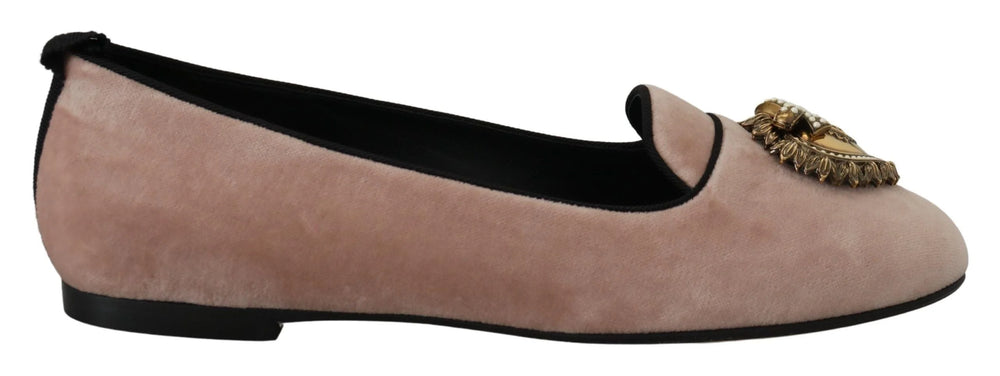 Prim-plan al texturii pline de catifea roz și a cusăturilor precise de pe marginea acestor pantofi de lux Dolce & Gabbana.