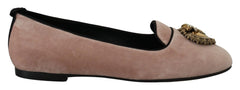 Prim-plan al texturii pline de catifea roz și a cusăturilor precise de pe marginea acestor pantofi de lux Dolce & Gabbana.