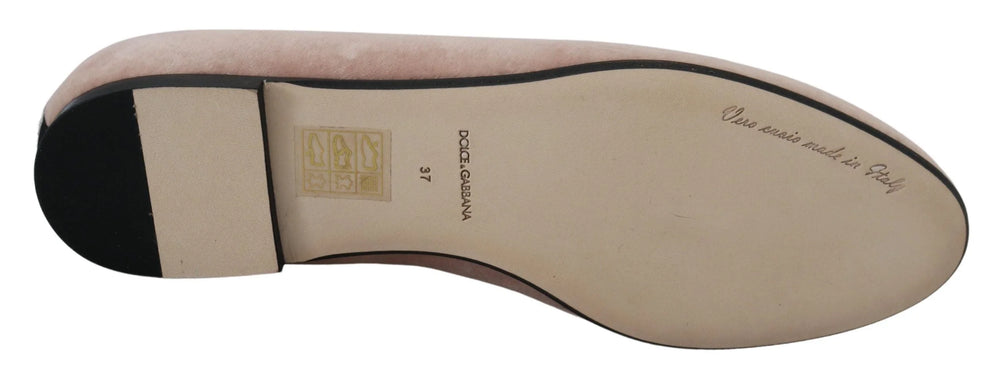 Priveliște de sus a mocofinelor Dolce & Gabbana din piele suede roz, arătând interiorul căptușit și branțurile cu logo.