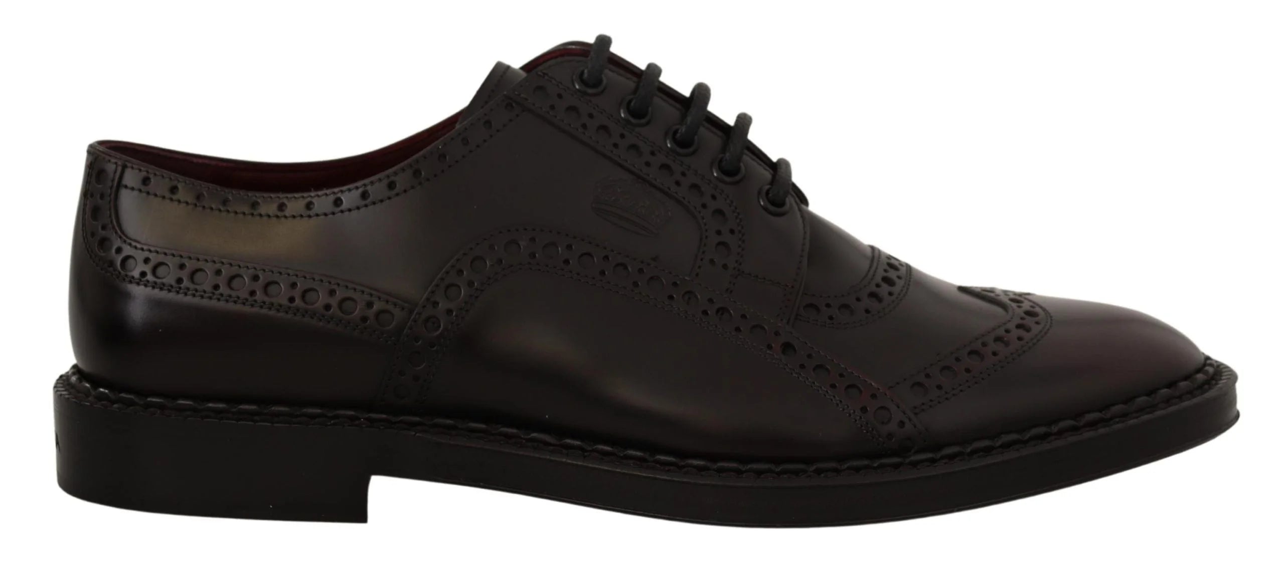 Priveliște de sus a acestor pantofi Oxford lila din piele de lux, care prezintă broguing-ul complex cu vârf din aripi și închidere cu șnur.