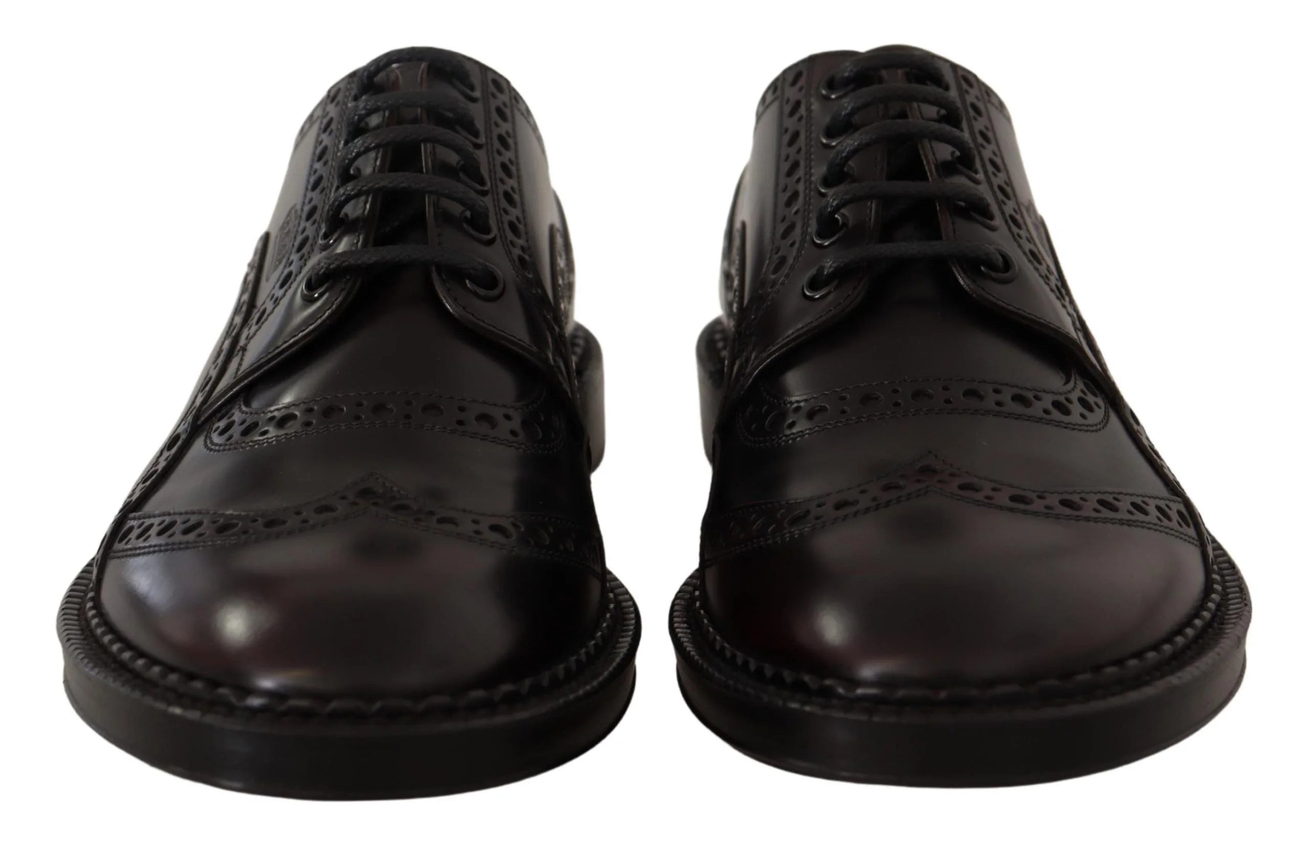 Imagine macro a căptușelii interioare din piele și a insignei Dolce & Gabbana ștanțate în aur în interiorul pantofului Oxford lila.