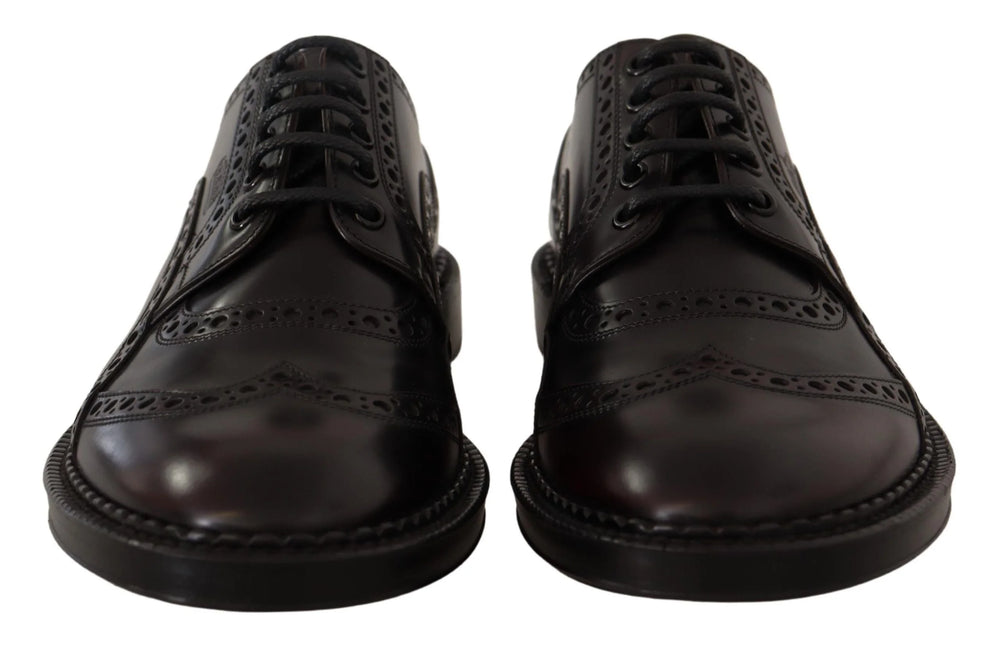 Imagine macro a căptușelii interioare din piele și a insignei Dolce & Gabbana ștanțate în aur în interiorul pantofului Oxford lila.