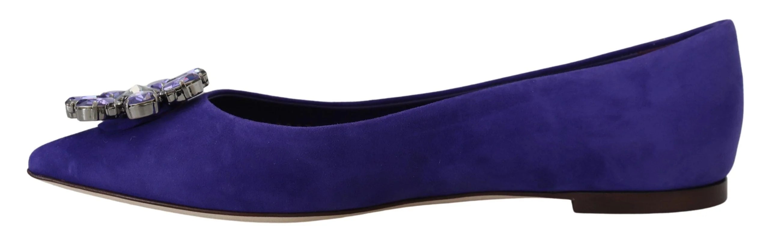 Detailaufnahme des Innen-Dolce & Gabbana-Brandings in Goldton auf dem Lederfutter dieser violetten Suedballerinas.