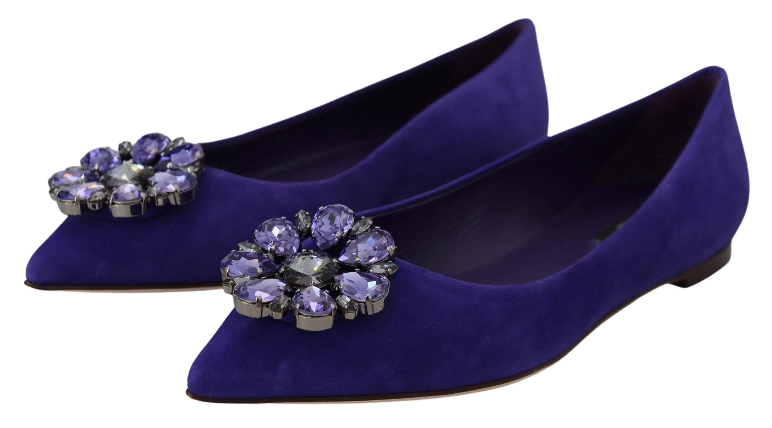 Draufsicht auf Dolce & Gabbana violette Suedballerinas mit funkelnden Kristallakzenten über dem Spann und Lederinnensohlen.