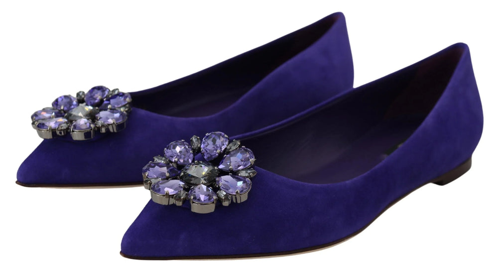 Draufsicht auf Dolce & Gabbana violette Suedballerinas mit funkelnden Kristallakzenten über dem Spann und Lederinnensohlen.