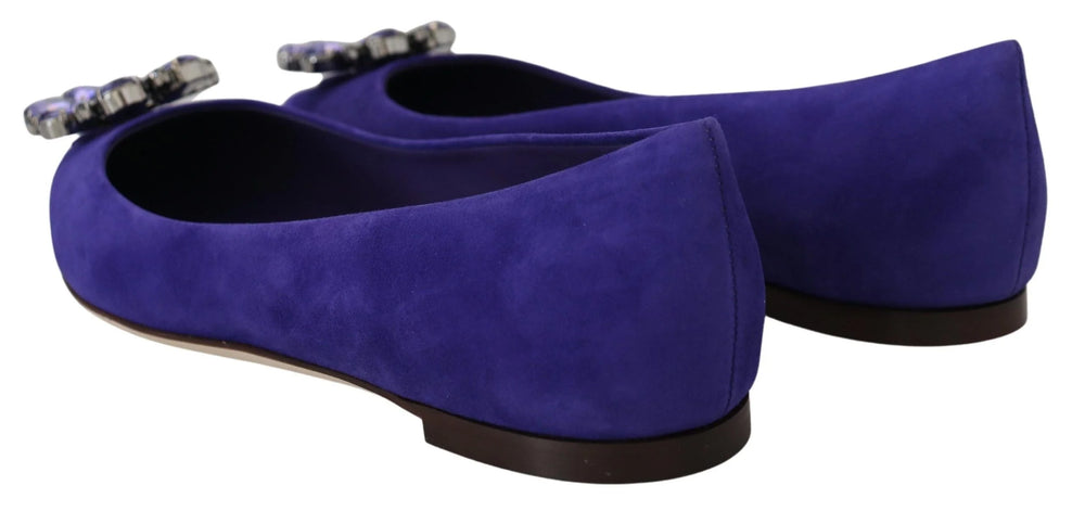 Nahaufnahme der hochwertigen Textur aus violettem Ziegenleder und der präzise gesetzten Kristalle an diesen Designer-Loafern von Dolce & Gabbana.