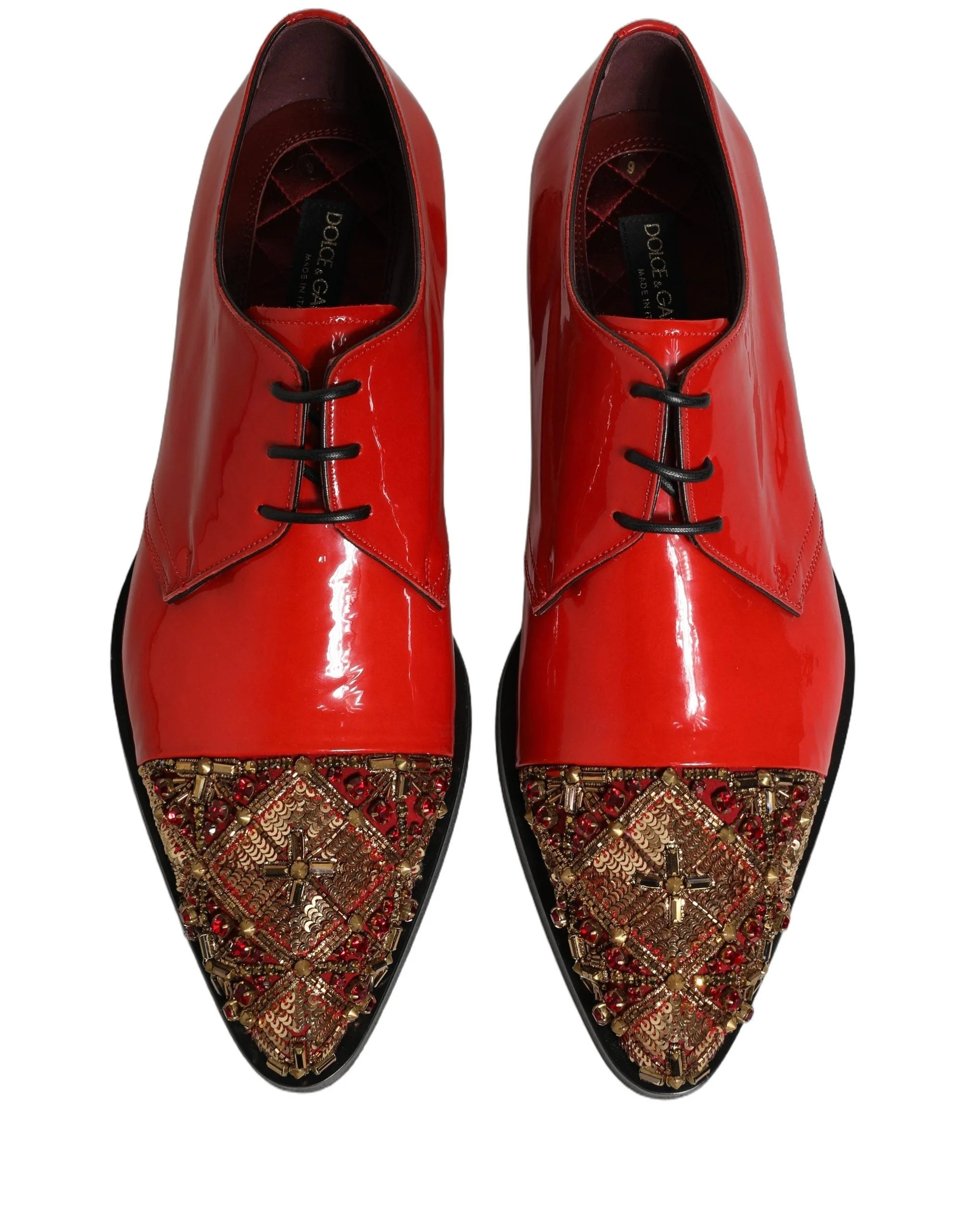 Vista trasera de los zapatos formales rojos de Dolce & Gabbana que destaca la costura precisa y el tacón de cuero.