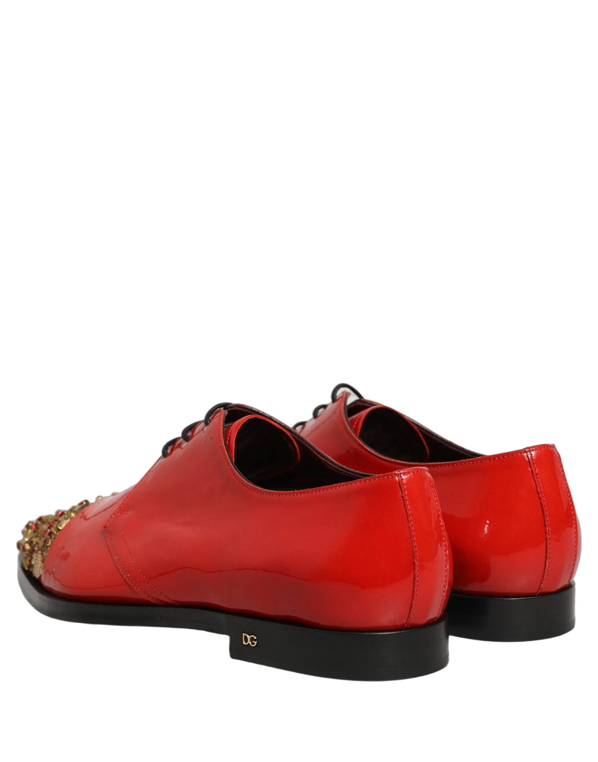 Vista superior de los zapatos de vestir rojos de Dolce & Gabbana que muestran el cierre con cordones y la punta estrecha.