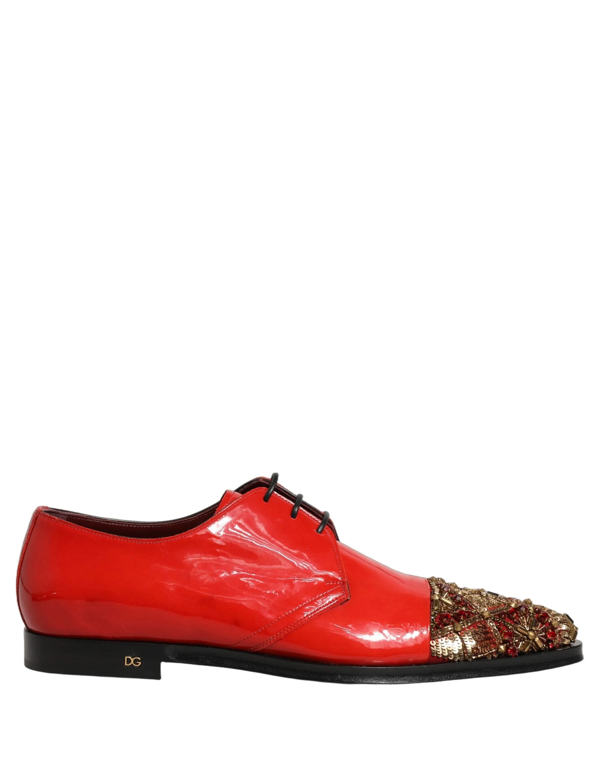 Vista en ángulo de los zapatos formales rojos adornados para hombre, que enfatiza la rica textura y la artesanía.