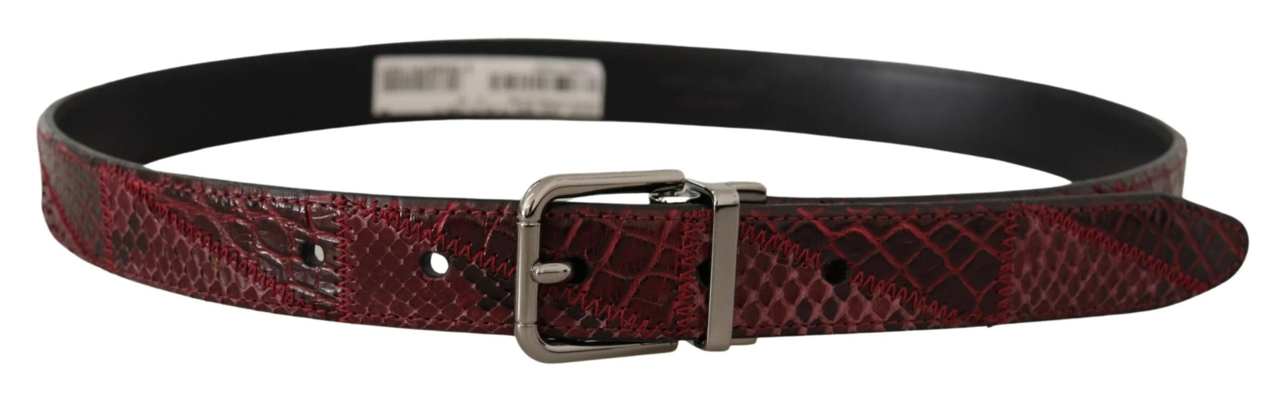 Zadní pohled na červený exotický kožený pásek od Dolce & Gabbana, který zdůrazňuje čistý povrch a přesné tónové prošívání.
