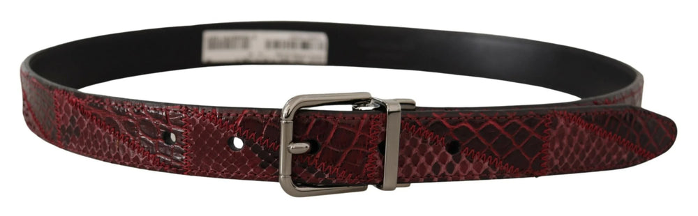 Zadní pohled na červený exotický kožený pásek od Dolce & Gabbana, který zdůrazňuje čistý povrch a přesné tónové prošívání.
