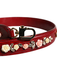 A Dolce & Gabbana piros bőr pánt hátulnézete, a sima marhabőr felület és a precíz varrások kiemelésével.