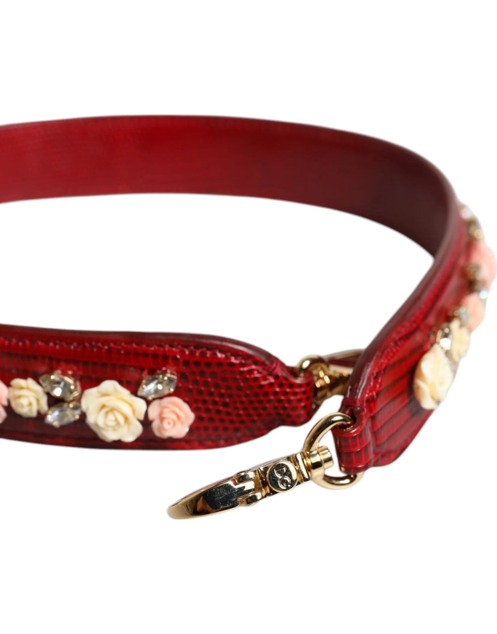 Részletkép a kézműves virág bőrtechnikáról és a fémcsapokról ezen a luxus Dolce & Gabbana pánton.
