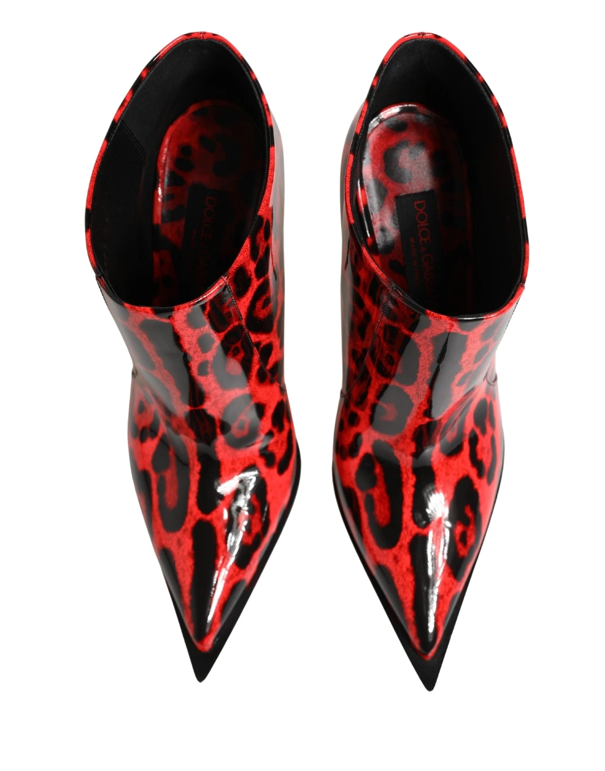 Vue arrière des bottines Cardinale de Dolce & Gabbana avec une discrète fermeture éclair à l'arrière et un motif léopard en soie. 