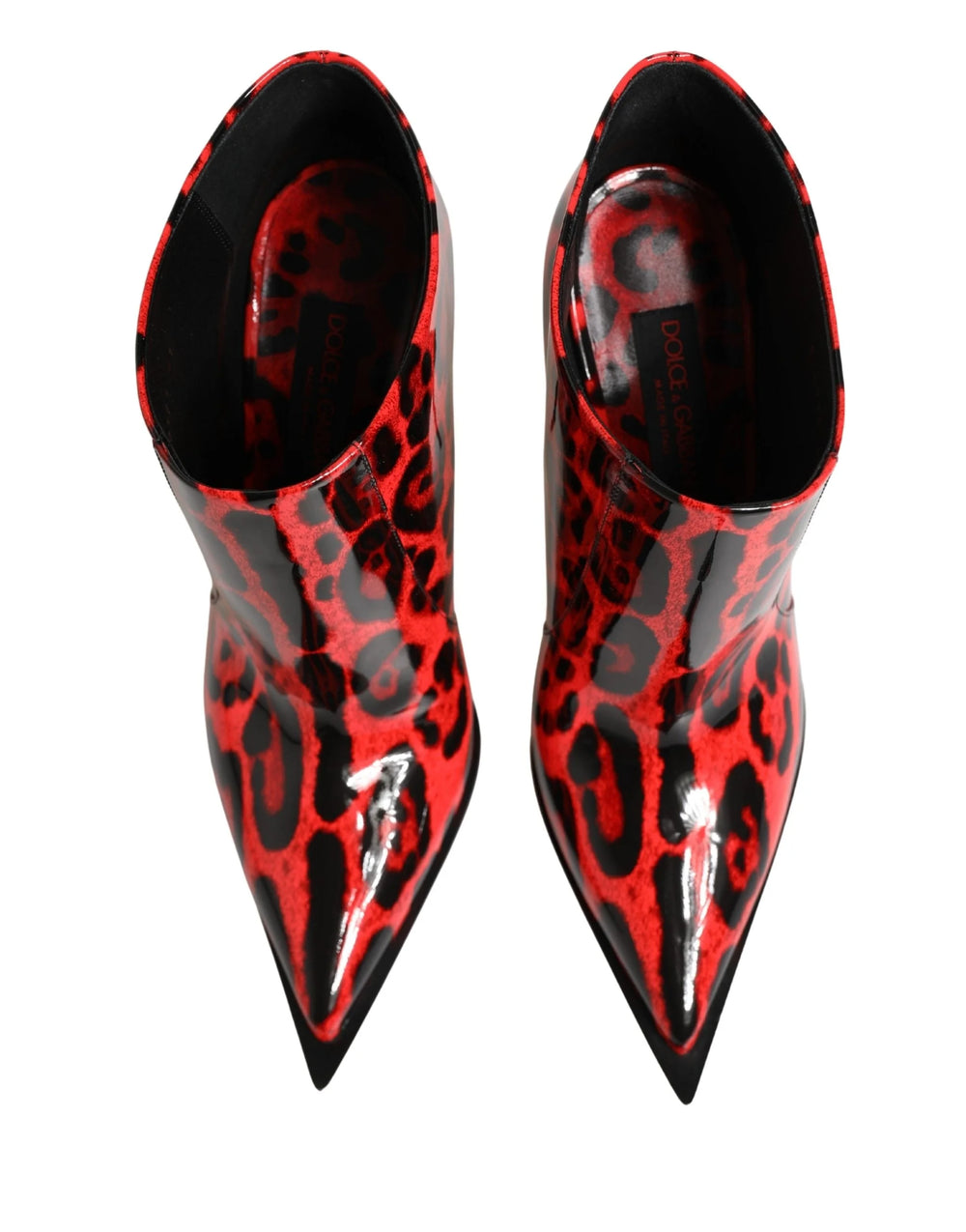 Vue arrière des bottines Cardinale de Dolce & Gabbana avec une discrète fermeture éclair à l'arrière et un motif léopard en soie. 