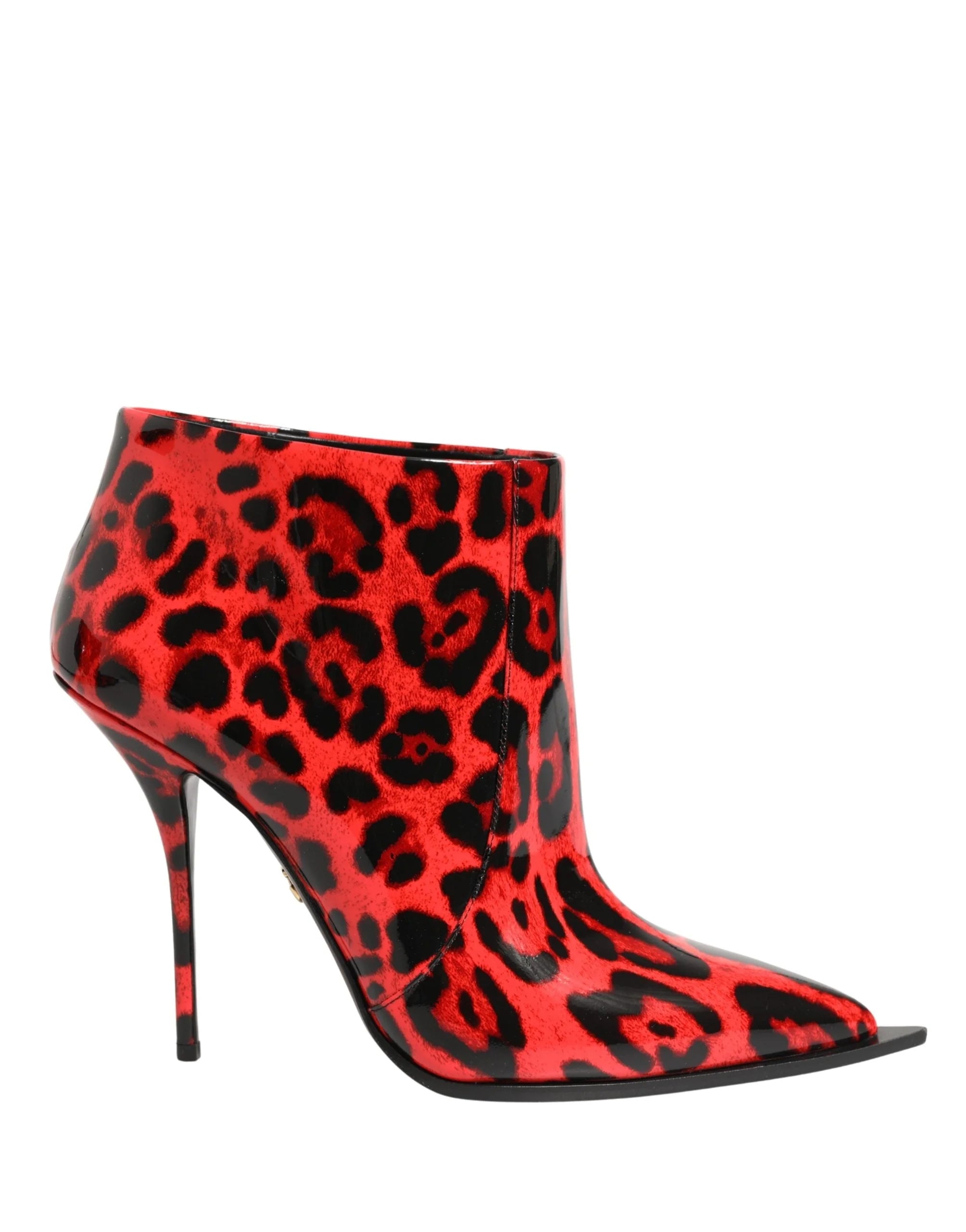 Bottines Cardinale Dolce & Gabbana affichées en angle pour montrer le motif léopard rouge vif et le talon élancé. 